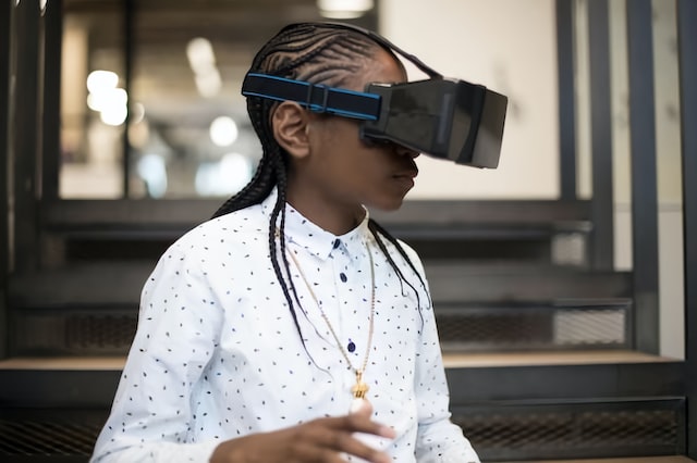 Menino com óculos de realidade virtual